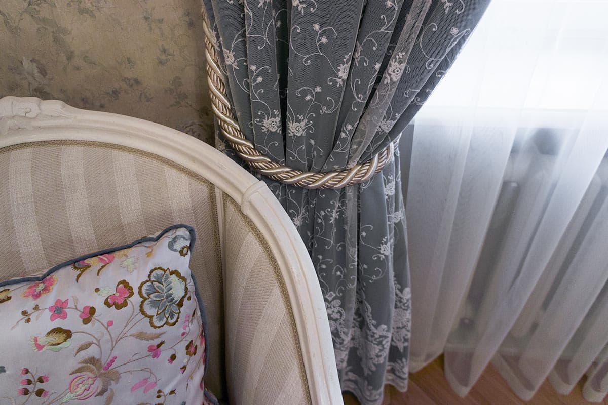 Подушка на кресле из натурального шелка с вышивкой RM COCO. Гостевая спальня